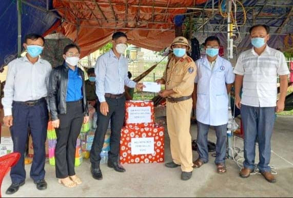 Ông Nguyễn Minh Trưởng-Chủ tịch Hội Nông dân tỉnh(người đứng thứ 3 bên trái) trao tặng quà cho lực lượng tai chốt kiểm soát phòng-chống dịch Covid-19, ở xã Krông Năng, huyện Krông Pa. Ảnh: Hoàng Cư