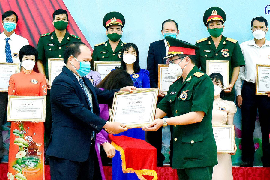 Đồng chí Rah Lan Chung-Phó Bí thư Tỉnh ủy, Trưởng ban Nội chính Tỉnh ủy trao giải nhất cho thí sinh Ngô Quốc Hưng (Đảng bộ Quân sự tỉnh). Ảnh: Đức Thụy