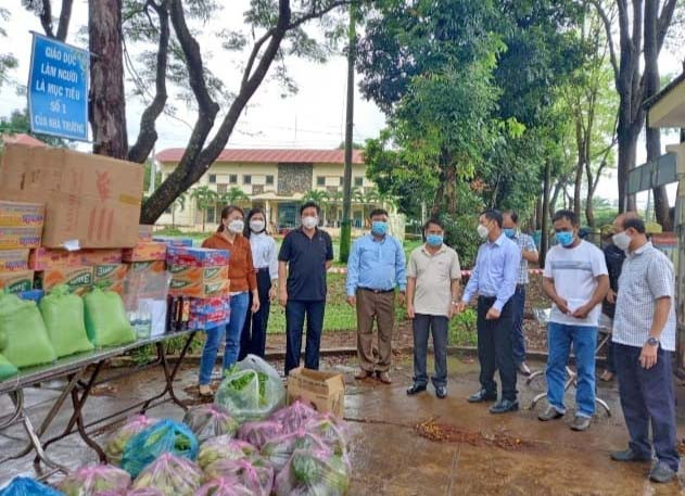 Đoàn công tác của Hội Nông dân tỉnh và huyện Chư Păh trao tặng quà cho khu cách ly phòng-chống dịch Covid-19, tại Trường THCS Dân tộc nội trú huyện Chư Păh.