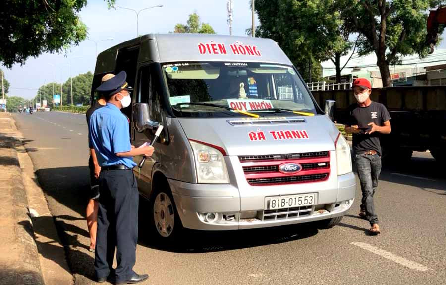 Thanh tra Giao thông kiểm tra việc chấp hành các quy định về phòng-chống dịch bệnh với nhà xe Diên Hồng khai thác tuyến vận tải Gia Lai-Bình Định. Ảnh: Lê Hòa Thanh tra Giao thông kiểm tra việc chấp hành các quy định về phòng-chống dịch bệnh với nhà xe Diên Hồng khai thác tuyến vận tải Gia Lai-Bình Định. Ảnh: Lê Hòa