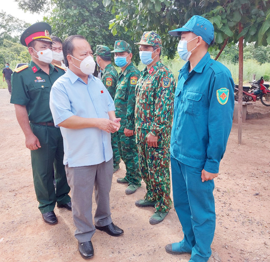  Đồng chí Châu Ngọc Tuấn thăm, động viên các cán bộ, chiến sĩ chốt số 1 Đồn Biên phòng Ia Mơr. Ảnh: Vĩnh Hoàng