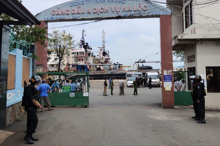 Khán xét hiện trường liên quan đến vụ xăng giả tại Công ty Hà Lộc. Ảnh: LĐO