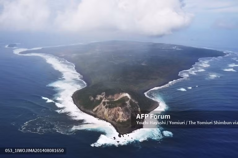 Ảnh chụp từ trên không cho thấy núi Suribachi trên đảo Iwo Jima. Ảnh chụp màn hình/ANNnewsCH