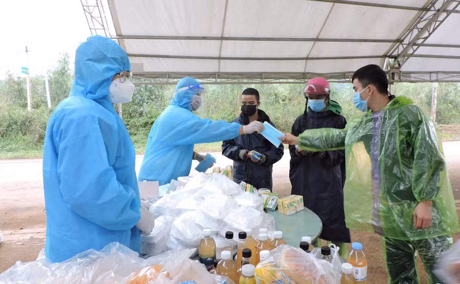 Các tình nguyện viên luôn cố gắng hỗ trợ hết sức có thể để bà con có hành trình an toàn. Ảnh: Đức Nhật