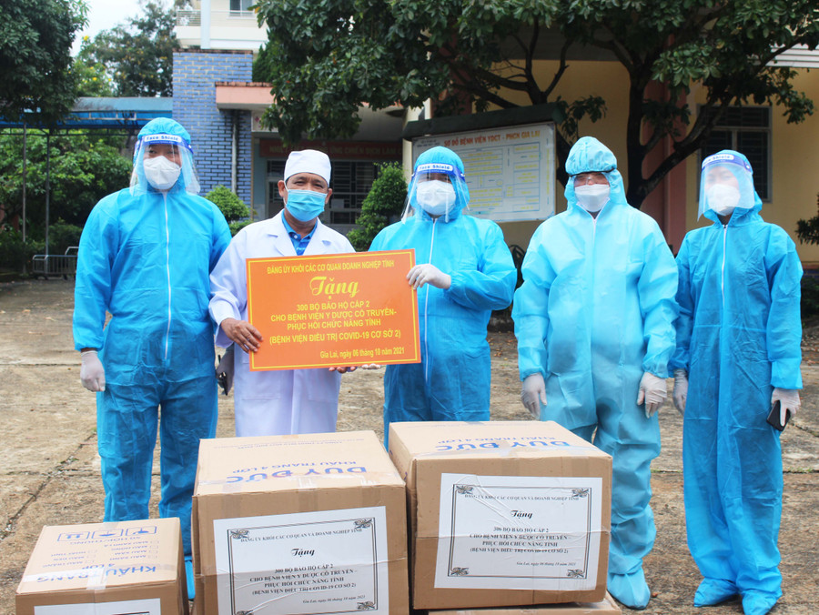 Đảng ủy Khối các Cơ quan và Doanh nghiệp tỉnh thăm và tặng đồ bảo hộ cho Bệnh viện Y dược cổ truyền-Phục hồi chức năng tỉnh. Ảnh: Phan Lài