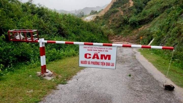 Chính quyền địa phương đã lắp đặt barie cấm người và phương tiện qua lại trước tràn Ly Tôn. Ảnh: Thanh Lộc