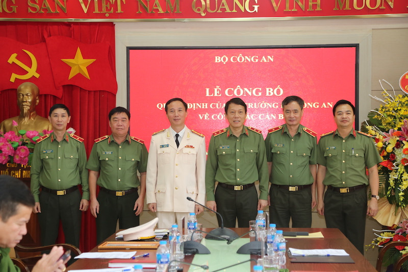  Thứ trưởng Lương Tam Quang chụp ảnh với lãnh đạo Cục An ninh điều tra