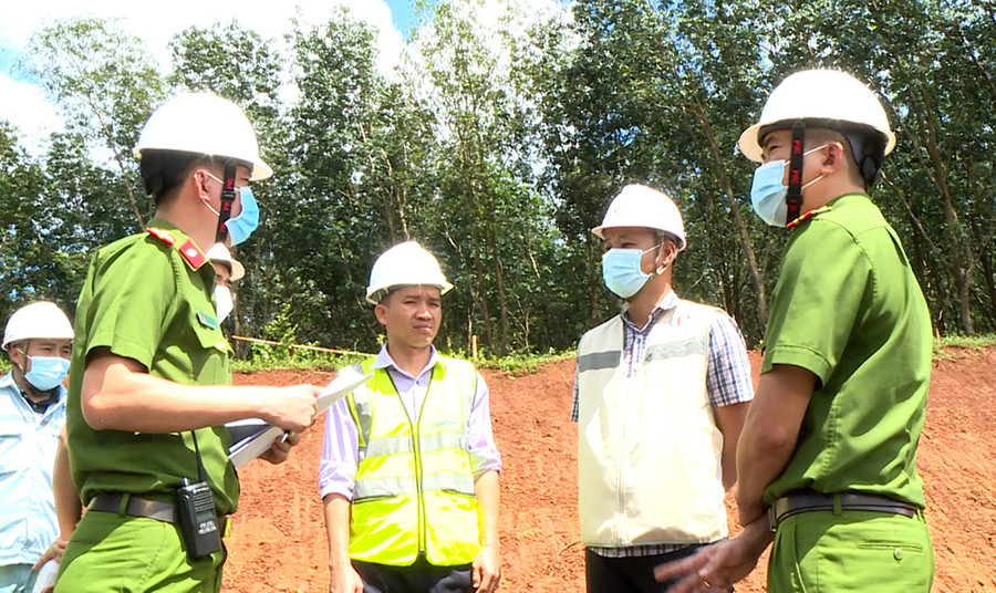  Lực lượng Công an trao đổi với đại diện công ty điện gió để nắm tình hình an ninh trật tự. Ảnh: Nguyễn Hữu