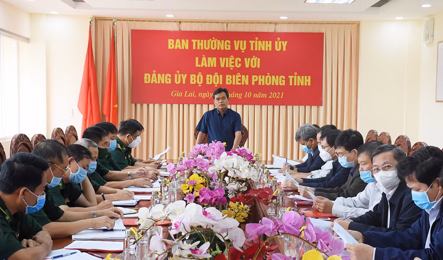 Bí thư Tỉnh ủy Hồ Văn Niên phát biểu tại buổi làm việc với Đảng ủy Bộ đội Biên phòng tỉnh. Ảnh: Minh Nguyễn