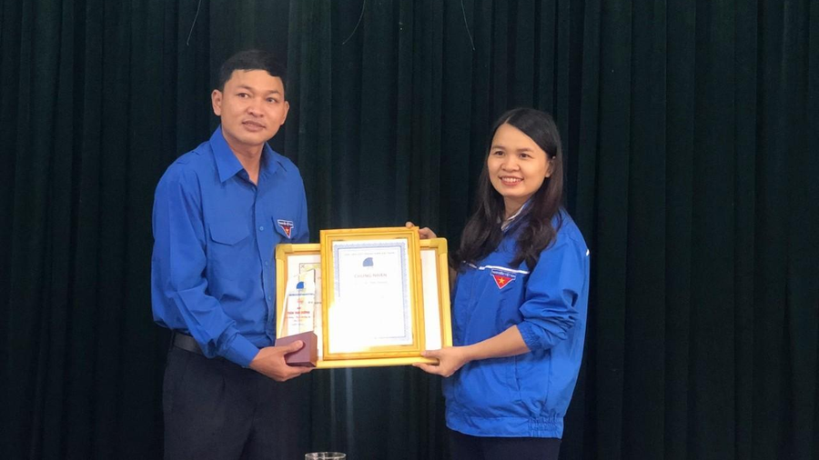 Anh Trần Thái Dương được chị Trần Thị Thu (Bí thư Tỉnh đoàn, Chủ tịch Hội LHTNVN tỉnh Quảng Trị) tặng giải thưởng 