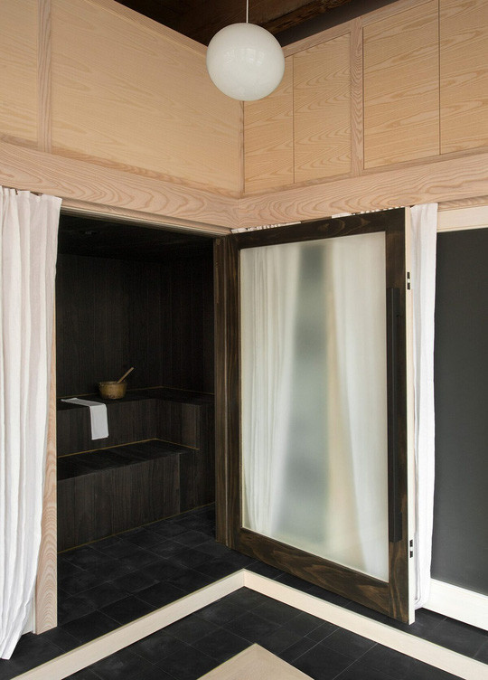 Tại căn hộ ở New York (Mỹ), nhóm thiết kế từ Plum Design và Corey Kingston đặt phòng tắm trong 