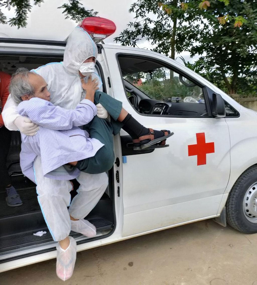 Thanh niên tình nguyện luôn sẵn sàng giúp đỡ bệnh nhân tại các khu cách ly, bệnh viện dã chiến. Ảnh: Lâm Viên