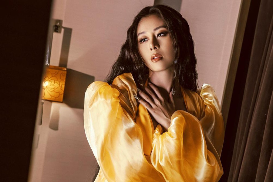 Trong khoảng thời gian vừa qua, Nam Thư dành nhiều thời gian thực hiện các công tác thiện nguyện, giúp đỡ những hoàn cảnh khó khăn trong mùa dịch. Dù thỉnh thoảng bị nhận xét là ăn mặc xuề xòa, không xinh đẹp khi xuất hiện trước công chúng nhưng cô không quá bận tâm. Vì trong thời điểm đó, cô đặt sức khỏe của mọi người lên hàng đầu nên không quan trọng chuyện đẹp xấu. Ảnh: Tri Nghia