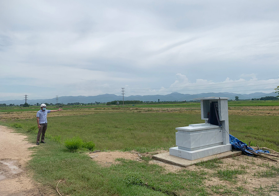 Khu nghĩa địa mới được xã Ia Trok (huyện Ia Pa) bố trí cho các hộ dân ở làng Bôn Tông Sê chôn cất người chết. Ảnh: Phương Linh Khu nghĩa địa mới được xã Ia Trok (huyện Ia Pa) bố trí cho các hộ dân ở làng Bôn Tông Sê chôn cất người chết. Ảnh: Phương Linh