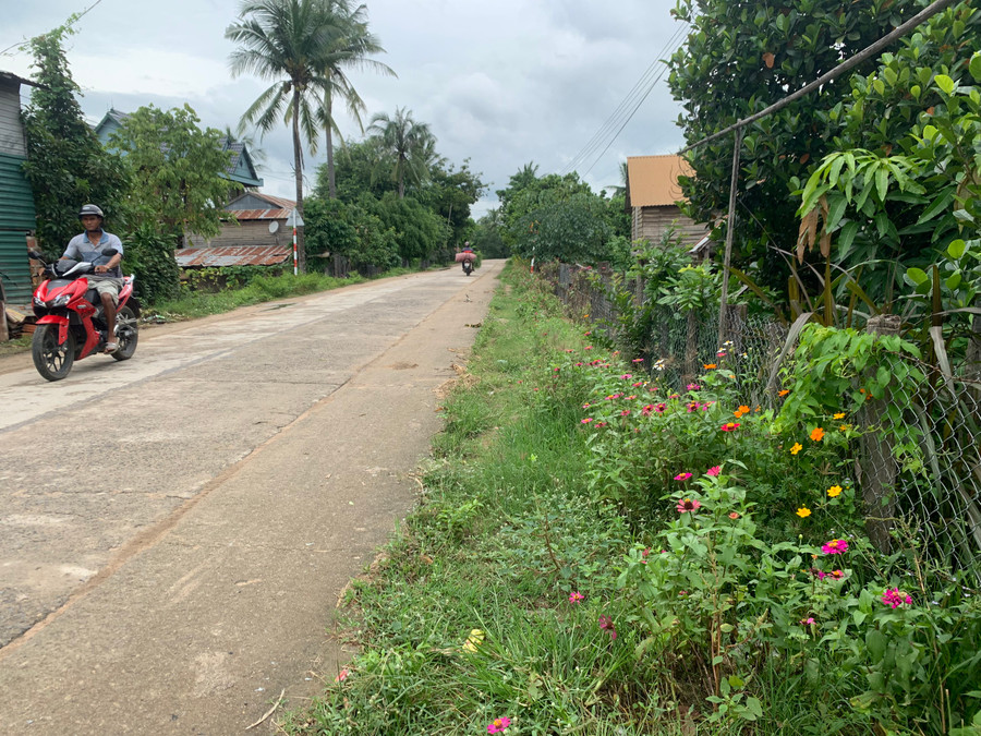 Nhờ mô hình xã hội hóa thu gom rác thải, các tuyến đường tại xã Chư Mố (huyện Ia Pa) trở nên xanh-sạch-đẹp. Ảnh: Vũ Chi