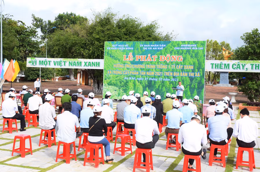 Quang cảnh buổi lễ phát động hưởng ứng chương trình trồng 1 tỷ cây xanh và trồng cây phân tán năm 2021 trên địa bàn thị xã An Khê. Ảnh: Minh Nguyễn