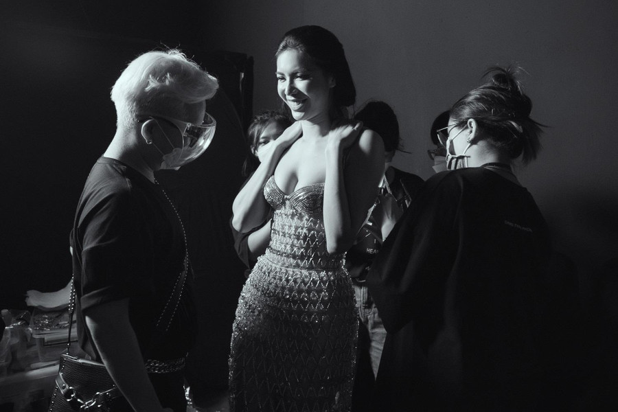 Dù tình hình dịch bệnh còn diễn biến phức tạp, nhưng sự chỉn chu và đảm bảo an toàn của ban tổ chức đã giúp Minh Tú an tâm hơn để làm tốt vai trò của mình. Người đẹp bày tỏ: "Hy vọng sắp tới dịch bệnh sẽ được kiểm soát hoàn toàn để mọi người trở lại cuộc sống bình thường, được làm việc và cống hiến trong lĩnh vực mình theo đuổi". Ảnh: Windy Nguyễn Dù tình hình dịch bệnh còn diễn biến phức tạp, nhưng sự chỉn chu và đảm bảo an toàn của ban tổ chức đã giúp Minh Tú an tâm hơn để làm tốt vai trò của mình. Người đẹp bày tỏ: