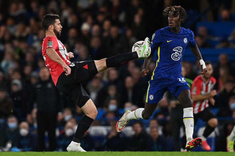 Chelsea (áo xanh) vẫn đang duy trì vị thế trong cuộc tranh chức vô địch ở mọi đầu trường mùa này. Ảnh: AFP Chelsea (áo xanh) vẫn đang duy trì vị thế trong cuộc tranh chức vô địch ở mọi đầu trường mùa này. Ảnh: AFP