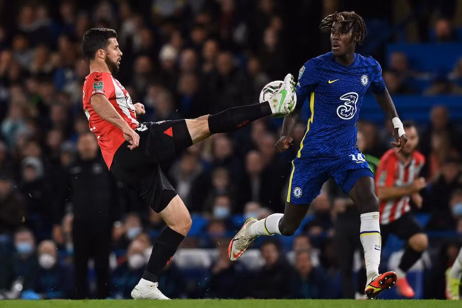 Chelsea (áo xanh) vẫn đang duy trì vị thế trong cuộc tranh chức vô địch ở mọi đầu trường mùa này. Ảnh: AFP