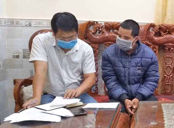 Phóng viên làm việc với đại diện gia đình ông Siu Blúi (làng Jút 1)-một trong những nạn nhân của bà Trần Thị Kim Phú. Ảnh: Lê Anh