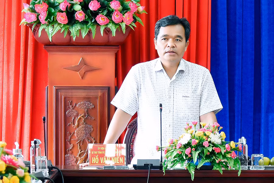 Ủy viên Ban Chấp hành Trung ương Đảng, Bí thư Tỉnh ủy, Chủ tịch HĐND tỉnh Hồ Văn Niên phát biểu tại buổi làm việc. Ảnh: Đức Thụy