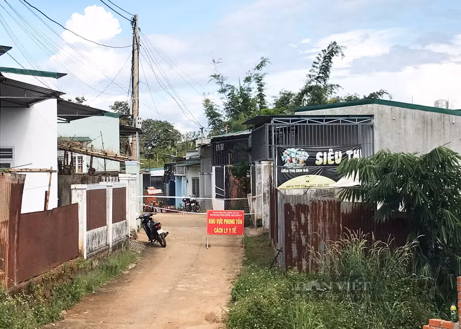 Hẻm 129 Ama Khê, phường Tân Lập, được phong tỏa hôm 20/10 để lực lượng chức năng xét nghiệm cho người dân. Ảnh: Duy Hậu