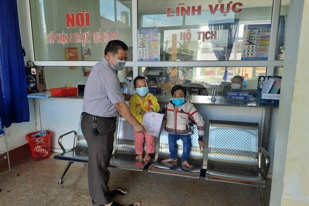 Đại diện UBND xã Krông Búk (huyện Krông Pắk) trao giấy đăng ký kết hôn cho vợ chồng anh Chiến và chị Lan. Ảnh: T.X