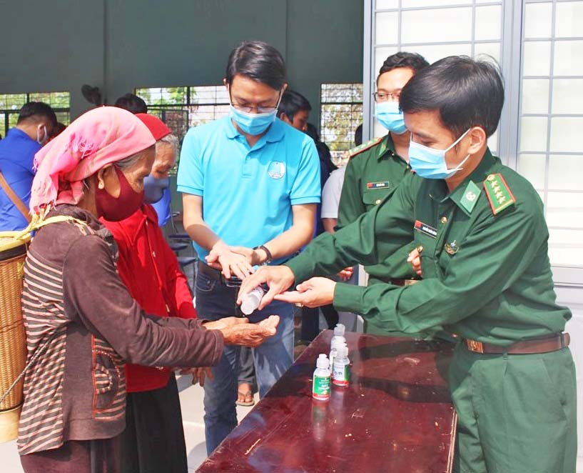 Tỉnh Đoàn phối hợp với Đồn Biên phòng Ia Mơr (huyện Chư Prông) tuyên truyền, hướng dẫn người dân phòng-chống dịch Covid-19. Ảnh: Phan Lài