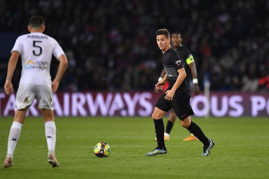 Ander Herrera (giữa) thi đấu kém thuyết phục ở khu vực giữa sân của PSG. Ảnh: AFP