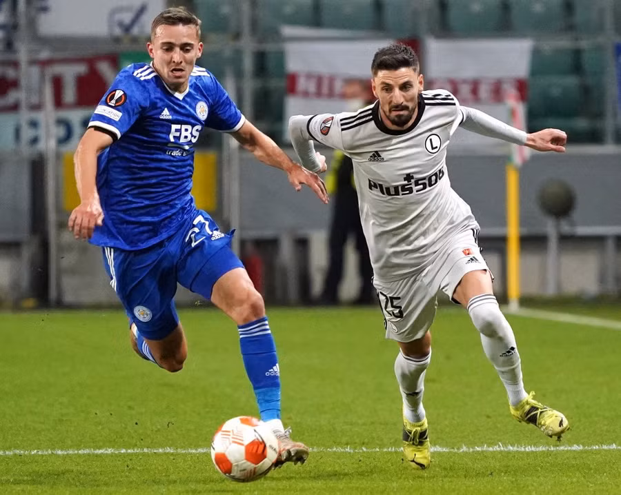 Leicester (trái) bất ngờ bị Legia Warszawa đánh bại. Ảnh: AFP