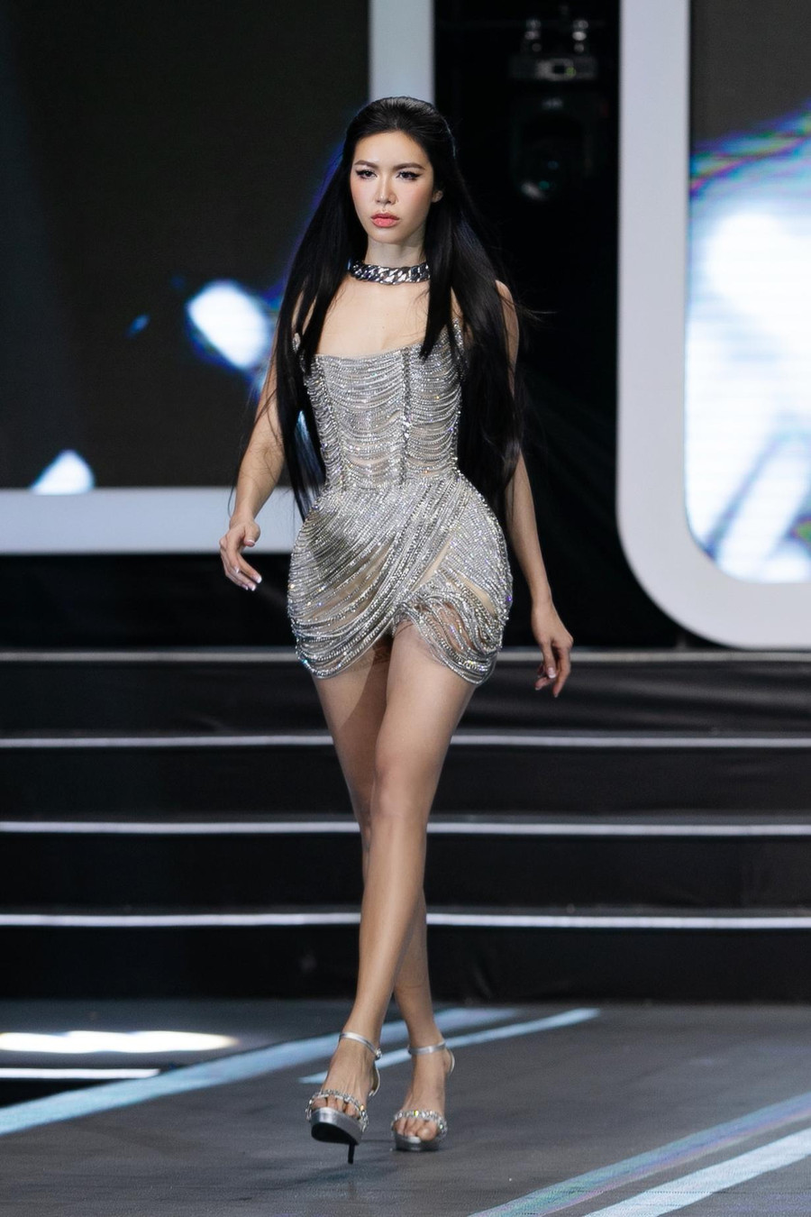 Với kỹ năng catwalk ấn tượng cùng thần thái cuốn hút, Minh Tú đã tạo được dấu ấn đặc biệt. Ngay khi buổi trình diễn được công chiếu trên nền tảng mạng xã hội, nhiều khán giả đã dành lời khen ngợi cho người đẹp 9X trong lần trở lại này. Ảnh: Windy Nguyễn Với kỹ năng catwalk ấn tượng cùng thần thái cuốn hút, Minh Tú đã tạo được dấu ấn đặc biệt. Ngay khi buổi trình diễn được công chiếu trên nền tảng mạng xã hội, nhiều khán giả đã dành lời khen ngợi cho người đẹp 9X trong lần trở lại này. Ảnh: Windy Nguyễn