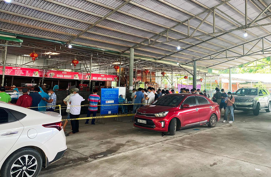 Khai báo y tế và ký cam kết khi vào Lâm Đồng. Ảnh: Gia Bình