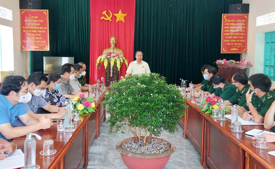 Đồng chí Châu Ngọc Tuấn làm việc với Đồn Biên phòng Ia Nan. Ảnh: Vĩnh Hoàng