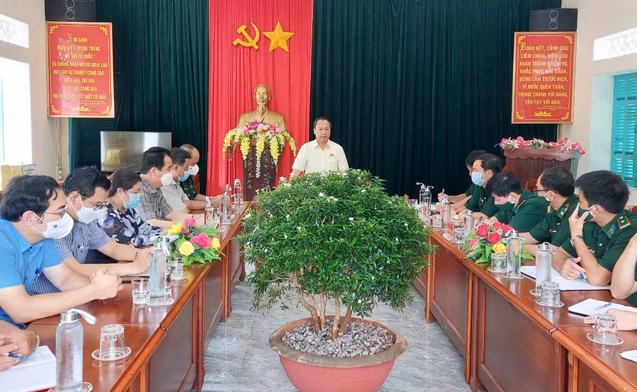 Đồng chí Châu Ngọc Tuấn làm việc với Đồn Biên phòng Ia Nan. Ảnh: Vĩnh Hoàng