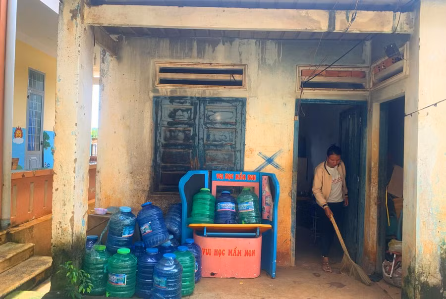 Tận dụng phòng kho cũ kĩ làm phòng công vụ của giáo viên Trường Mầm non Hoa Phượng.