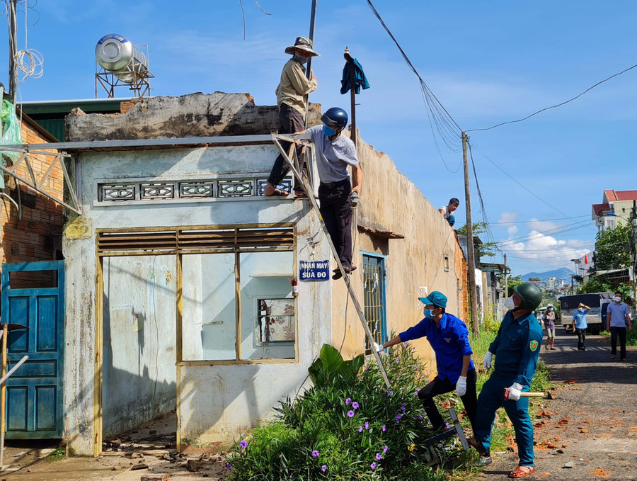 Lực lượng chức năng phường Phù Đổng, TP.Pleiku hỗ trợ người dân tháo dỡ nhà để mở rộng đường hẻm. Ảnh: Bá Bính