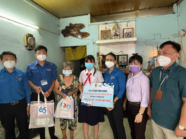 Trao học bổng cho em Lê Huỳnh Anh, lớp 6/5 - Trường THCS Lam Sơn. Ảnh: Lê Nam