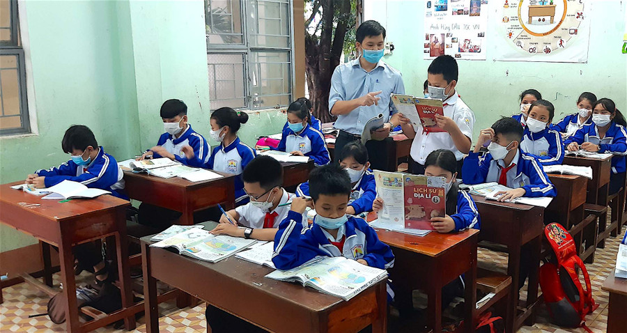 Nhiều trường THCS gặp thuận lợi khi bố trí giáo viên giảng dạy môn Lịch sử và Địa lý lớp 6. Ảnh: Mộc Trà