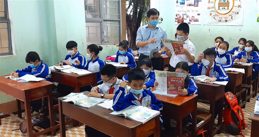 Nhiều trường THCS gặp thuận lợi khi bố trí giáo viên giảng dạy môn Lịch sử và Địa lý lớp 6. Ảnh: Mộc Trà