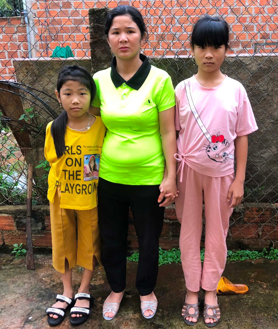 Chị Nguyễn Thị Yến và 2 con. Ảnh: Hà Tây Chị Nguyễn Thị Yến và 2 con. Ảnh: Hà Tây
