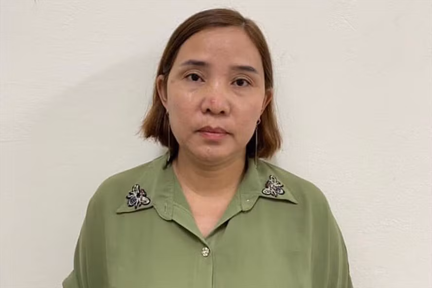 Đối tượng truy nã Lê Thị Nguyệt Huyền bị bắt giữ. Ảnh: CA.