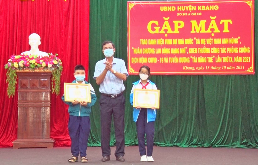 Ủy ban nhân dân huyện Kbang trao thưởng cho 2 học sinh đạt thành tích cao trong cuộc thi Olympic Toán Singapore và châu Á năm 2021. Ảnh: Hồng Hạnh UBND huyện khen thưởng cho 2 học sinh đạt thành tích cao trong cuộc thi Olympic Toán Singapore và Châu Á năm 2021. Ảnh: Hồng Hạnh