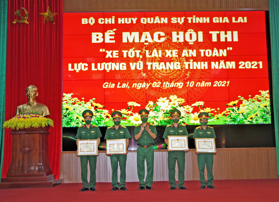 Trao giấy khen cho các cá nhân đạt giải trong hội thi. Ảnh: Huy Bắc.