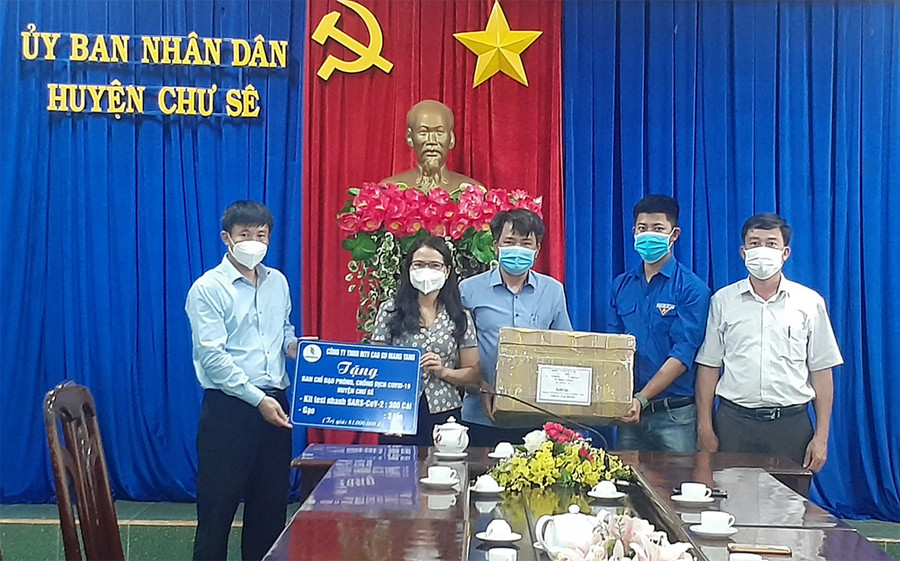 Đại diện lãnh đạo Công ty TNHH một thành viên Cao su Mang Yang trao kit test nhanh SARS-CoV-2 cho lãnh đạo huyện Chư Sê. Ảnh: Hoàng Viên Ông Lê Huy Phu-Phó tổng Giám đốc Công ty TNHH một thành viên Cao su Mang Yang (bìa trái) trao kit test nhanh SARS-CoV-2 cho đồng chí Kpui H’Blê. Ảnh: Hoàng Viên