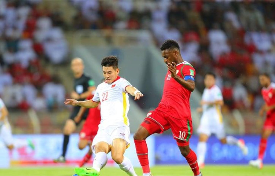 Tuyển Việt Nam (áo trắng) thua ngược trước Oman. Nguồn: VFF