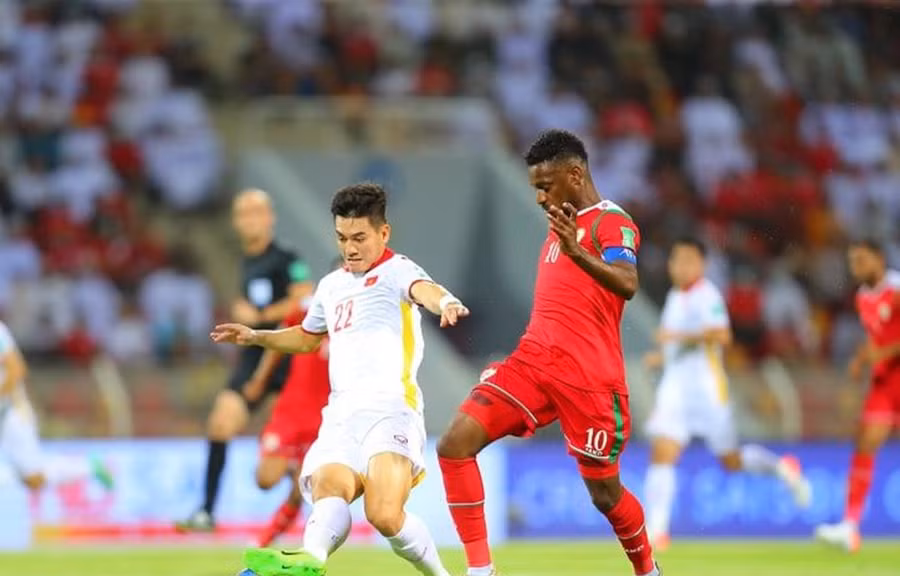 Tuyển Việt Nam (áo trắng) thua ngược trước Oman. Nguồn: VFF