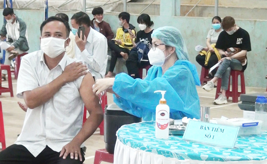  Tiêm vắc xin phòng Covid-19 tại Nhà thi đấu đa năng huyện Chư Sê ngày 18-10. Ảnh: Hoàng Viên