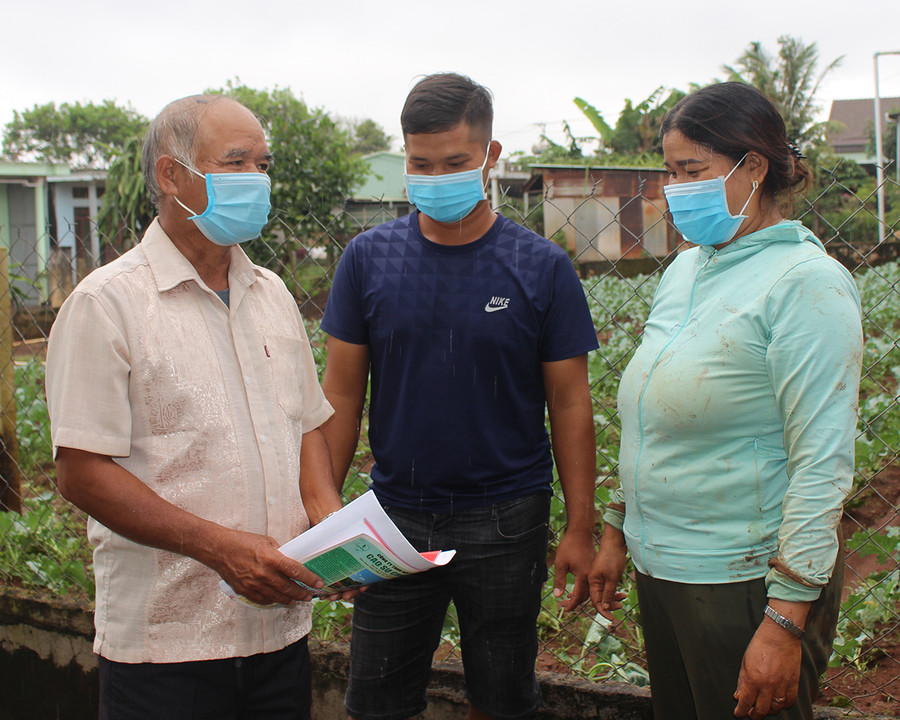 Ông A Miu (bìa trái)-Bí thư Chi bộ làng Khưn vận động bà con thi đua phát triển sản xuất, chung tay xây dựng nông thôn mới. Ảnh: Thủy Bình Ông A Miu (bìa trái)-Bí thư Chi bộ làng Khưn vận động bà con thi đua phát triển sản xuất, chung tay xây dựng nông thôn mới. Ảnh: Thủy Bình