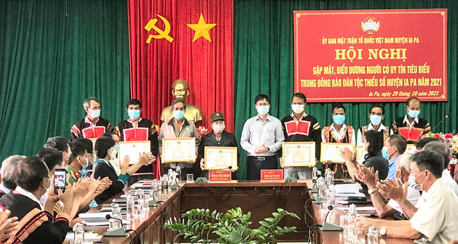 Tại hội nghị, 8 cá nhân là người uy tín tiêu biểu được nhận giấy khen của Chủ ticj UBND huyện. Ảnh: Lê Đại Uỷ ban nhân dân huyện Ia Pa tặng giấy khen cho 8 cá nhân người uy tín tiêu biểu. Ảnh: Lê Đại