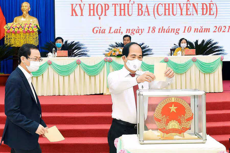Các đại biểu bỏ phiếu bầu bổ sung 3 Ủy viên UBND tỉnh khóa XII (nhiệm kỳ 2021-2026). Ảnh: Đức Thụy